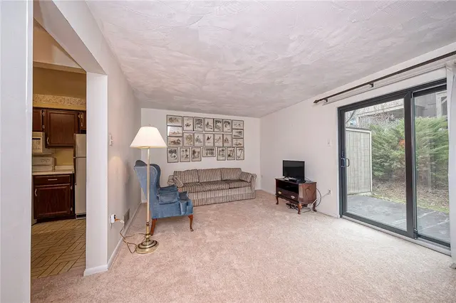 352 Hawthorn Ct gallery image 26