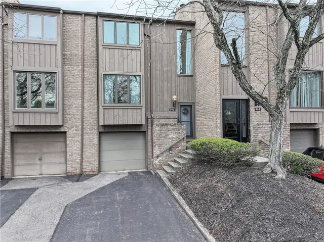 352 Hawthorn Ct