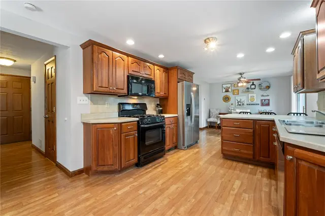 3530 Woodlake Dr gallery image 9