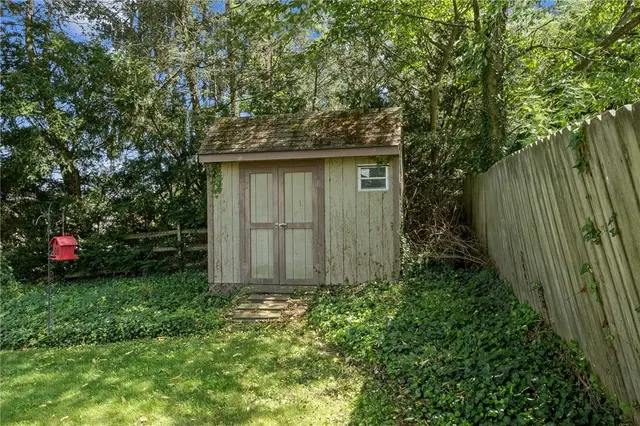 3530 Woodlake Dr gallery image 17