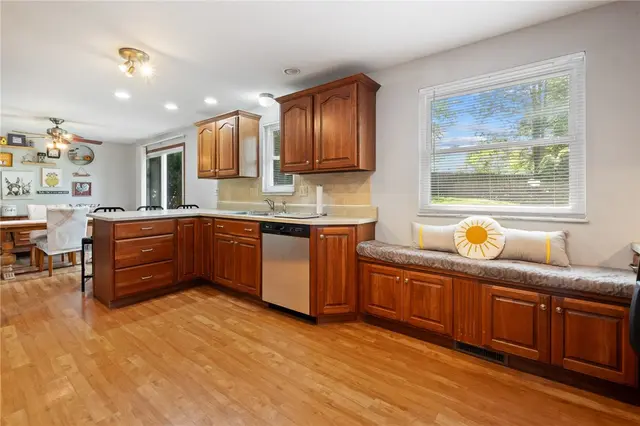 3530 Woodlake Dr gallery image 28