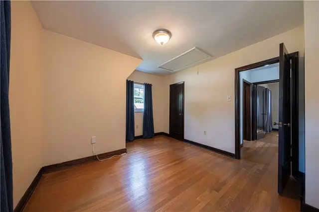 356 Goldsmith Rd gallery image 3