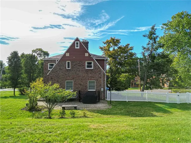 356 Goldsmith Rd gallery image 4