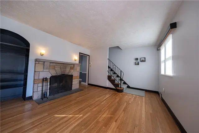 356 Goldsmith Rd gallery image 10