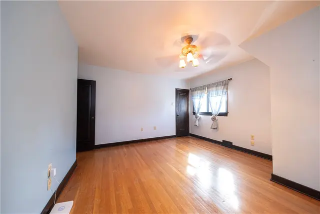 356 Goldsmith Rd gallery image 15