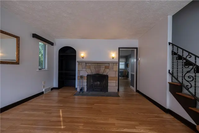 356 Goldsmith Rd gallery image 16