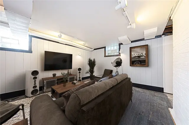 356 Goldsmith Rd gallery image 18