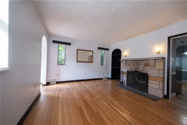 356 Goldsmith Rd gallery image 29