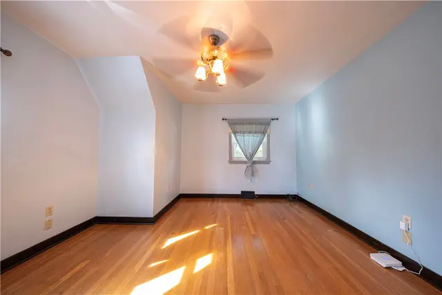 356 Goldsmith Rd gallery image 32