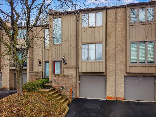 363 Hawthorne Ct gallery image 2