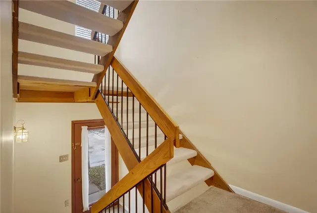 363 Hawthorne Ct gallery image 3