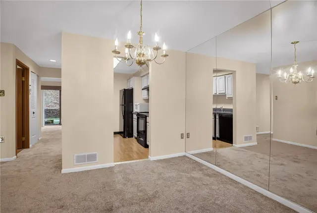 363 Hawthorne Ct gallery image 6