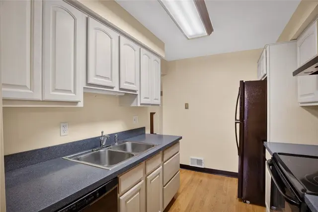 363 Hawthorne Ct gallery image 8