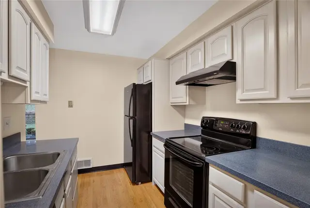 363 Hawthorne Ct gallery image 9