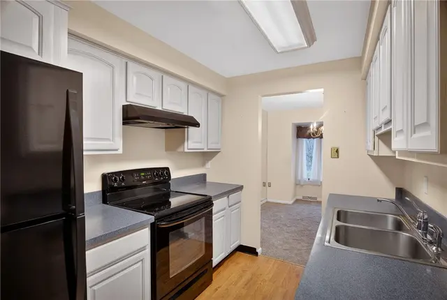 363 Hawthorne Ct gallery image 10