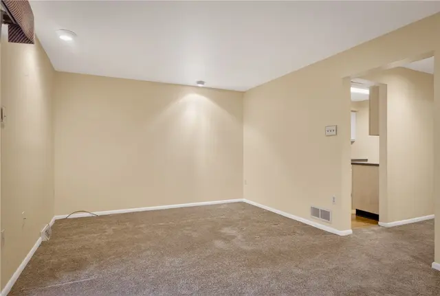 363 Hawthorne Ct gallery image 12