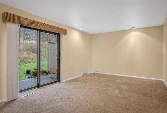 363 Hawthorne Ct gallery image 13
