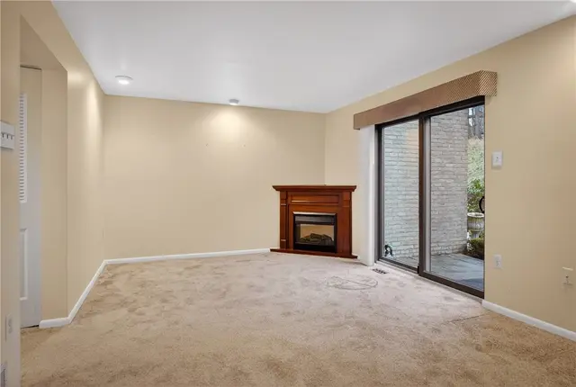 363 Hawthorne Ct gallery image 14