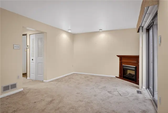 363 Hawthorne Ct gallery image 15