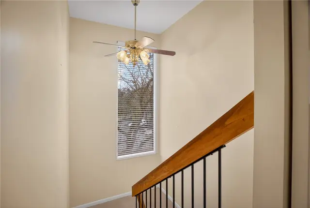 363 Hawthorne Ct gallery image 18