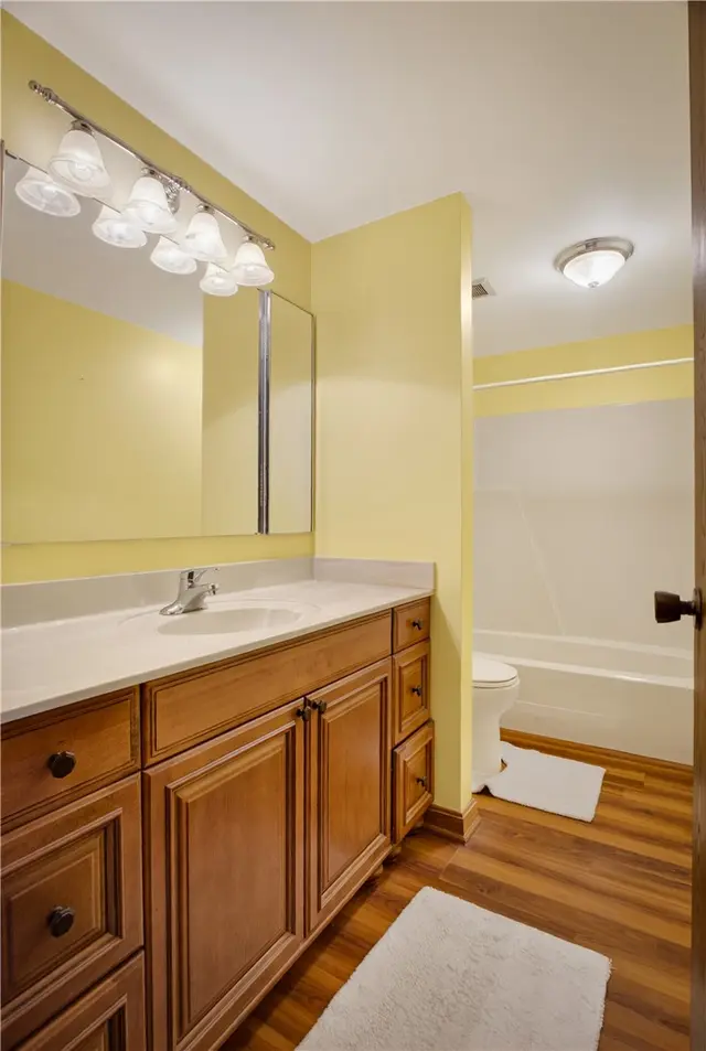 363 Hawthorne Ct gallery image 25
