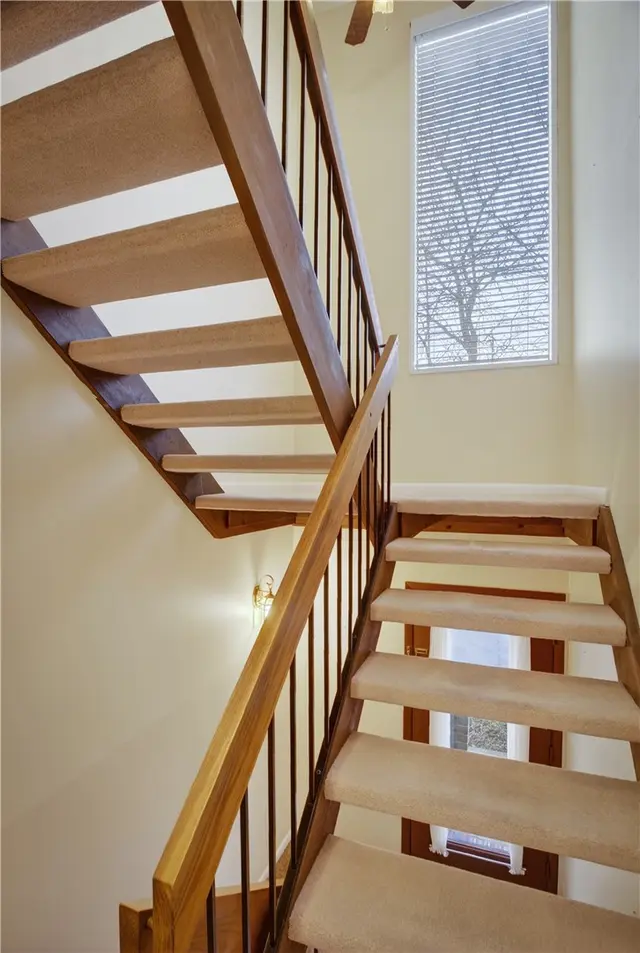 363 Hawthorne Ct gallery image 26