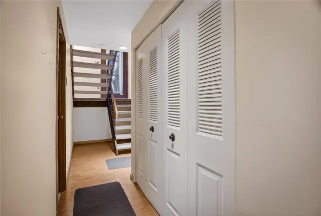363 Hawthorne Ct gallery image 28