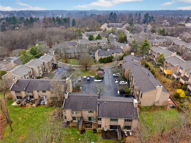 363 Hawthorne Ct gallery image 35