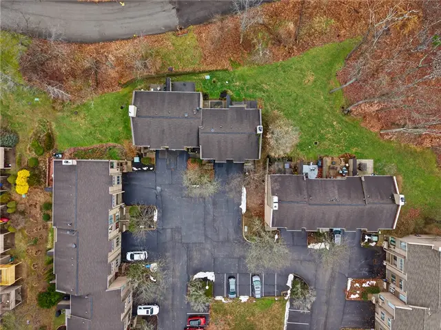 363 Hawthorne Ct gallery image 36