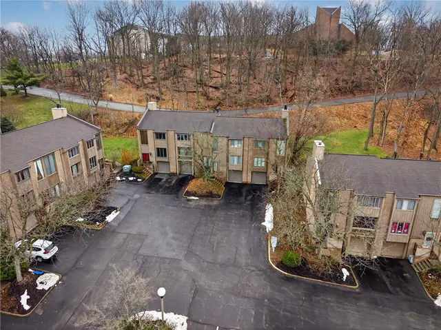 363 Hawthorne Ct gallery image 38