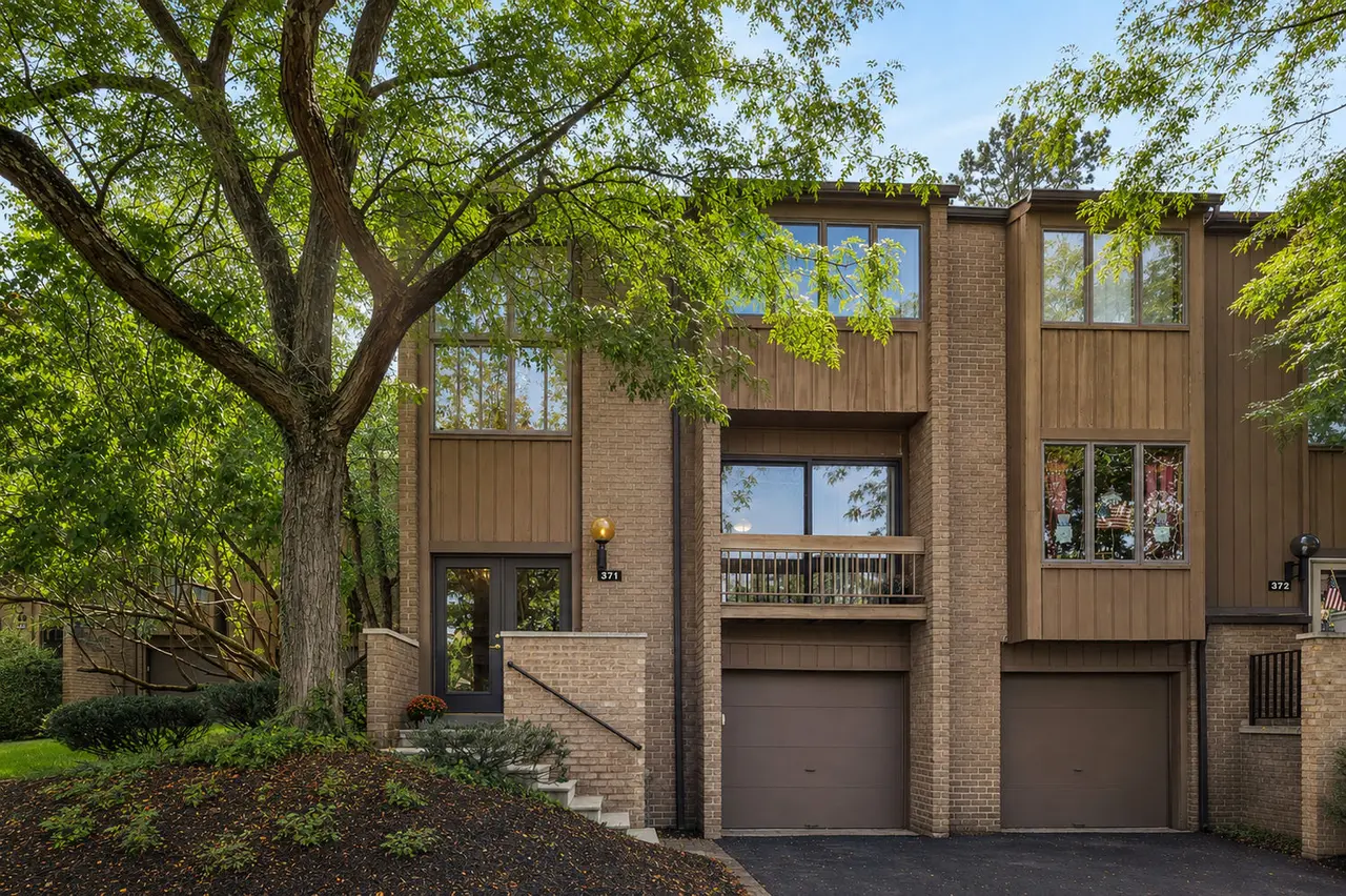 371 Hawthorn COURT