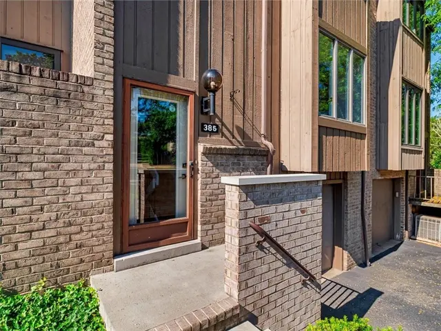 385 Hawthorn Ct gallery image 3
