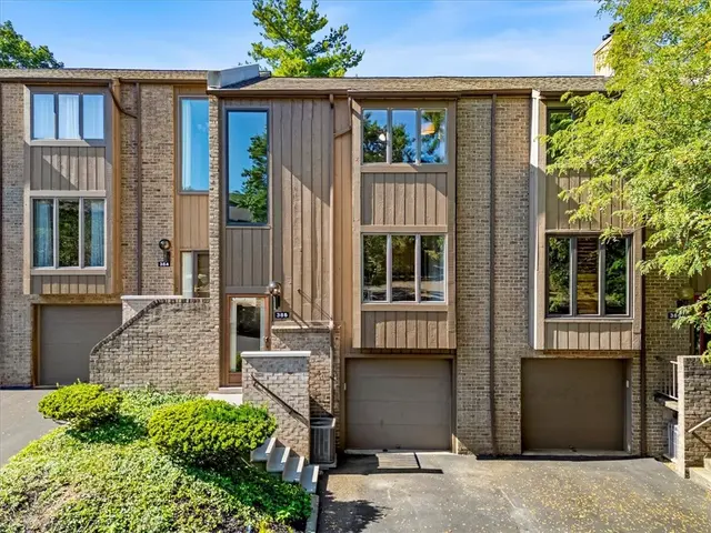 385 Hawthorn Ct gallery image 4