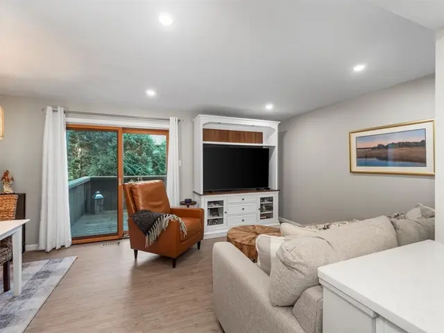 385 Hawthorn Ct gallery image 5