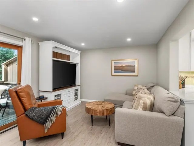 385 Hawthorn Ct gallery image 6