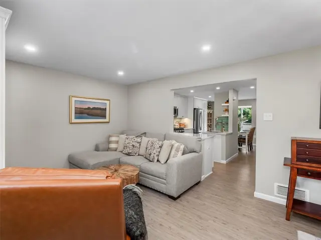 385 Hawthorn Ct gallery image 7