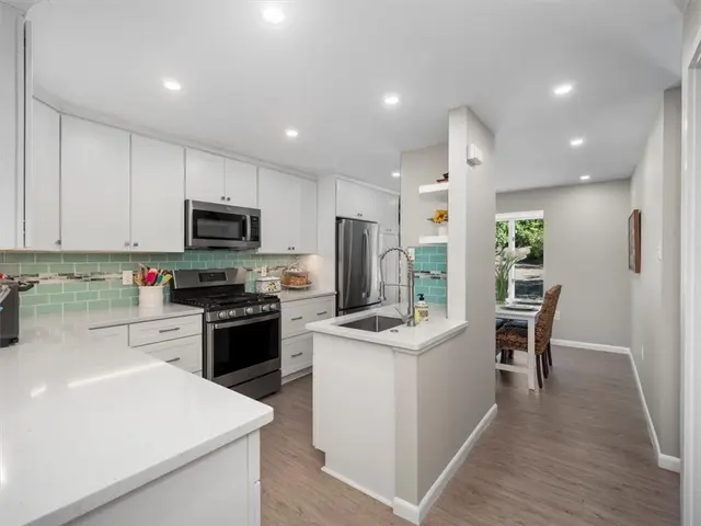 385 Hawthorn Ct gallery image 8