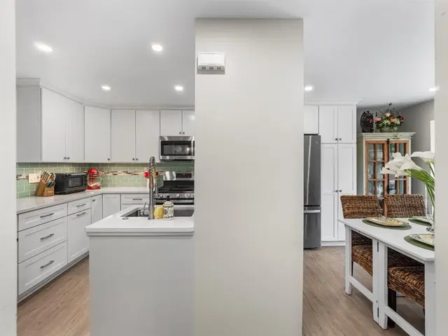 385 Hawthorn Ct gallery image 9