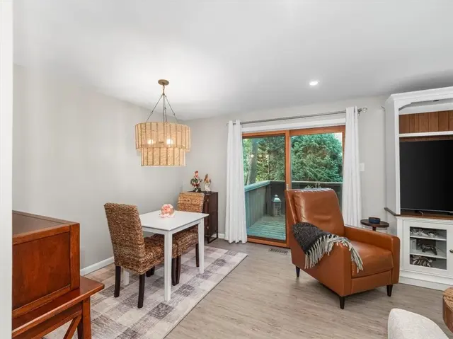 385 Hawthorn Ct gallery image 17