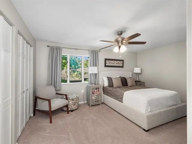 385 Hawthorn Ct gallery image 18