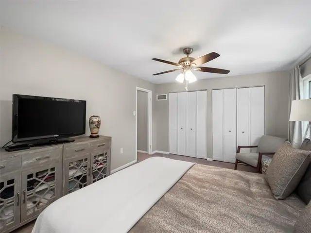 385 Hawthorn Ct gallery image 19