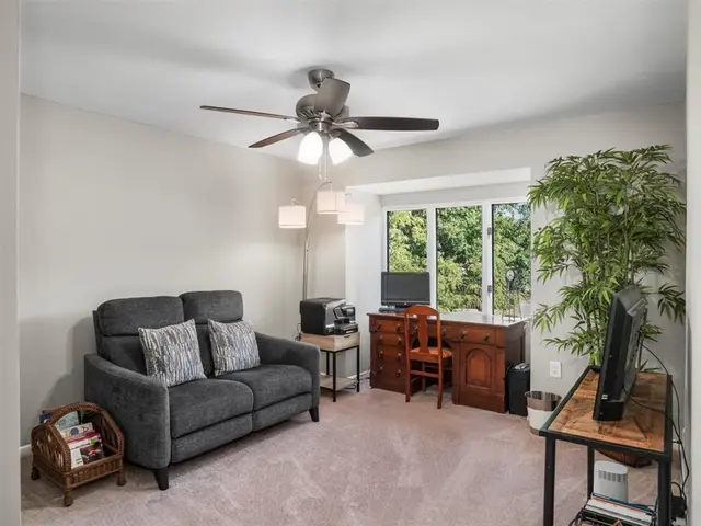 385 Hawthorn Ct gallery image 21