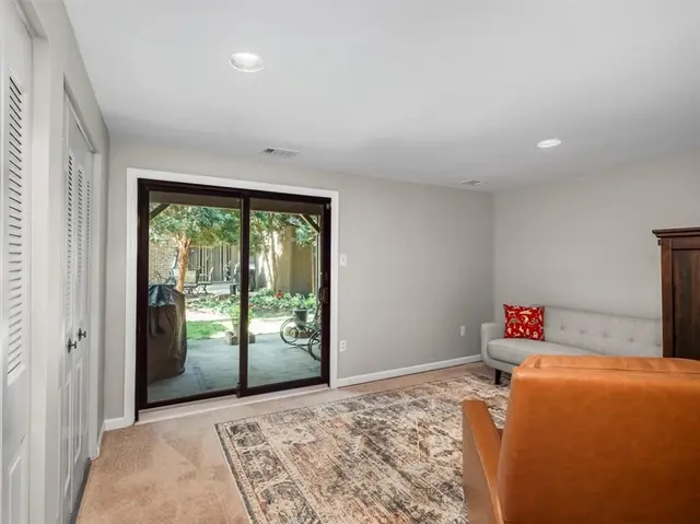 385 Hawthorn Ct gallery image 22