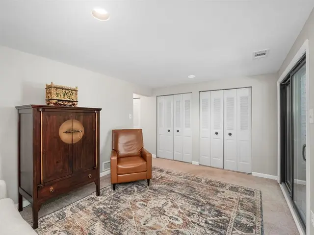 385 Hawthorn Ct gallery image 23