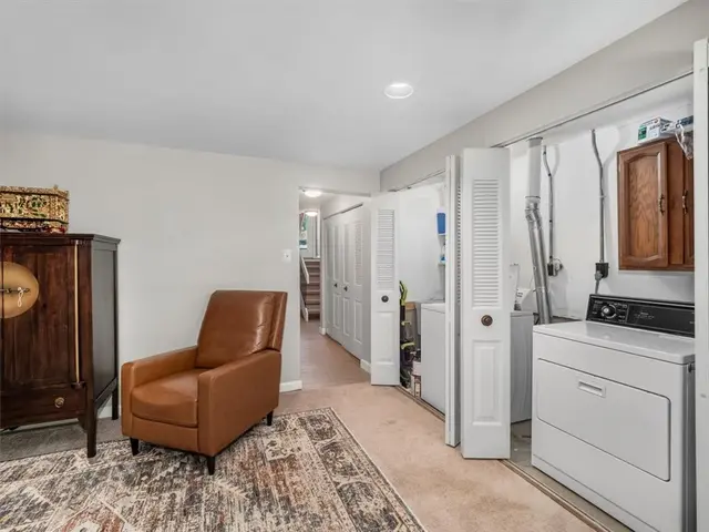 385 Hawthorn Ct gallery image 24