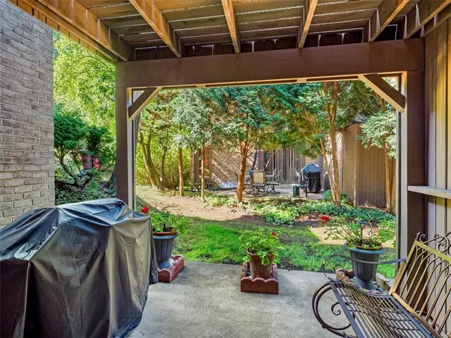 385 Hawthorn Ct gallery image 25