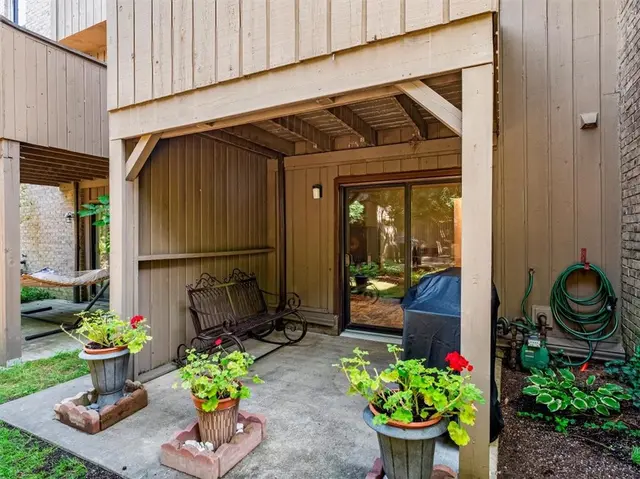 385 Hawthorn Ct gallery image 26