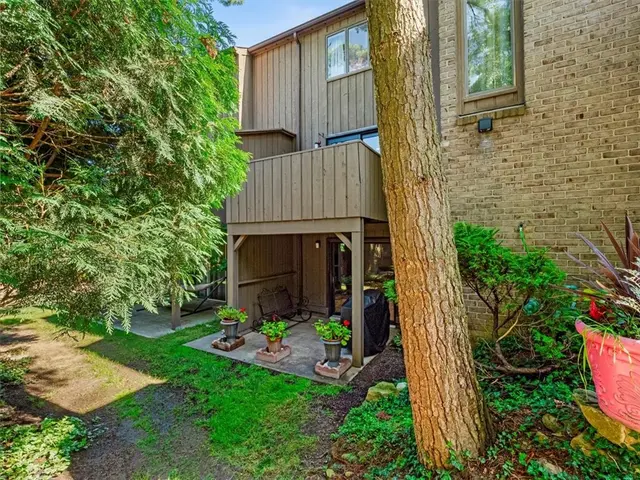 385 Hawthorn Ct gallery image 27