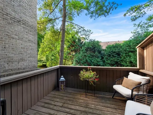 385 Hawthorn Ct gallery image 28
