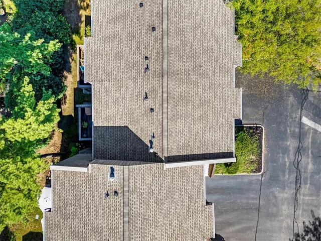 385 Hawthorn Ct gallery image 29